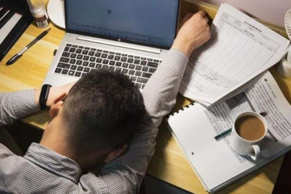 同事被裁员立马退群，中午吃完饭准备交接，结果微信都被他删了，天天一起上班，难道就不能等交接完再删吗？