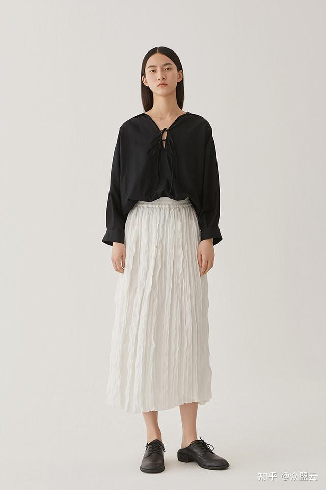 关于aum噢姆aum噢姆,成立于2009年,是专注于自然高级的设计女装品牌.