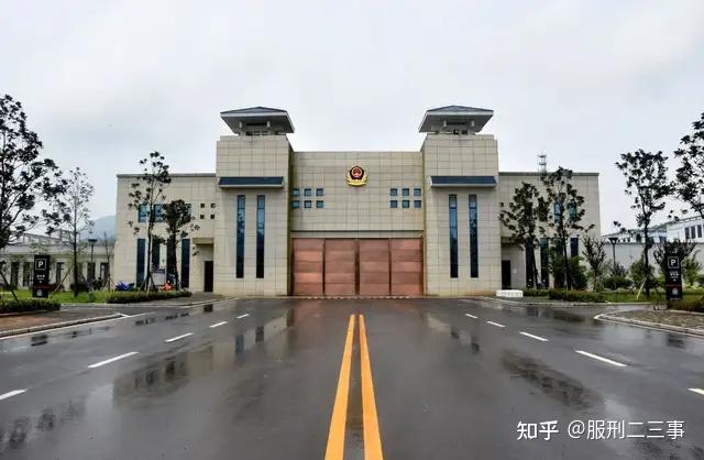 监狱大门修建一般都比较高,大门厚重,仅用肉眼看起来就非常有吨位