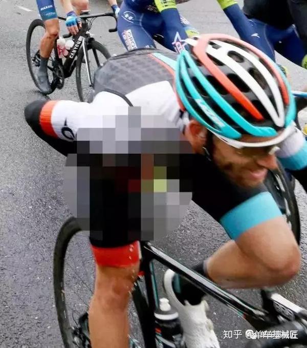 自行车比赛中选手如何撒尿最后一个既在情理之中又在意料之外
