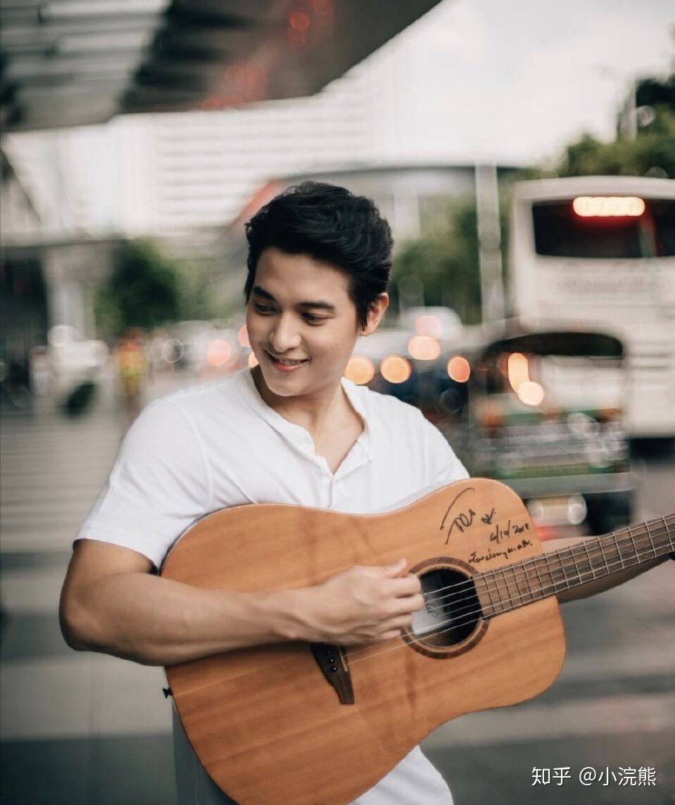 如何评价泰星吉拉宇唐思苏克的长相