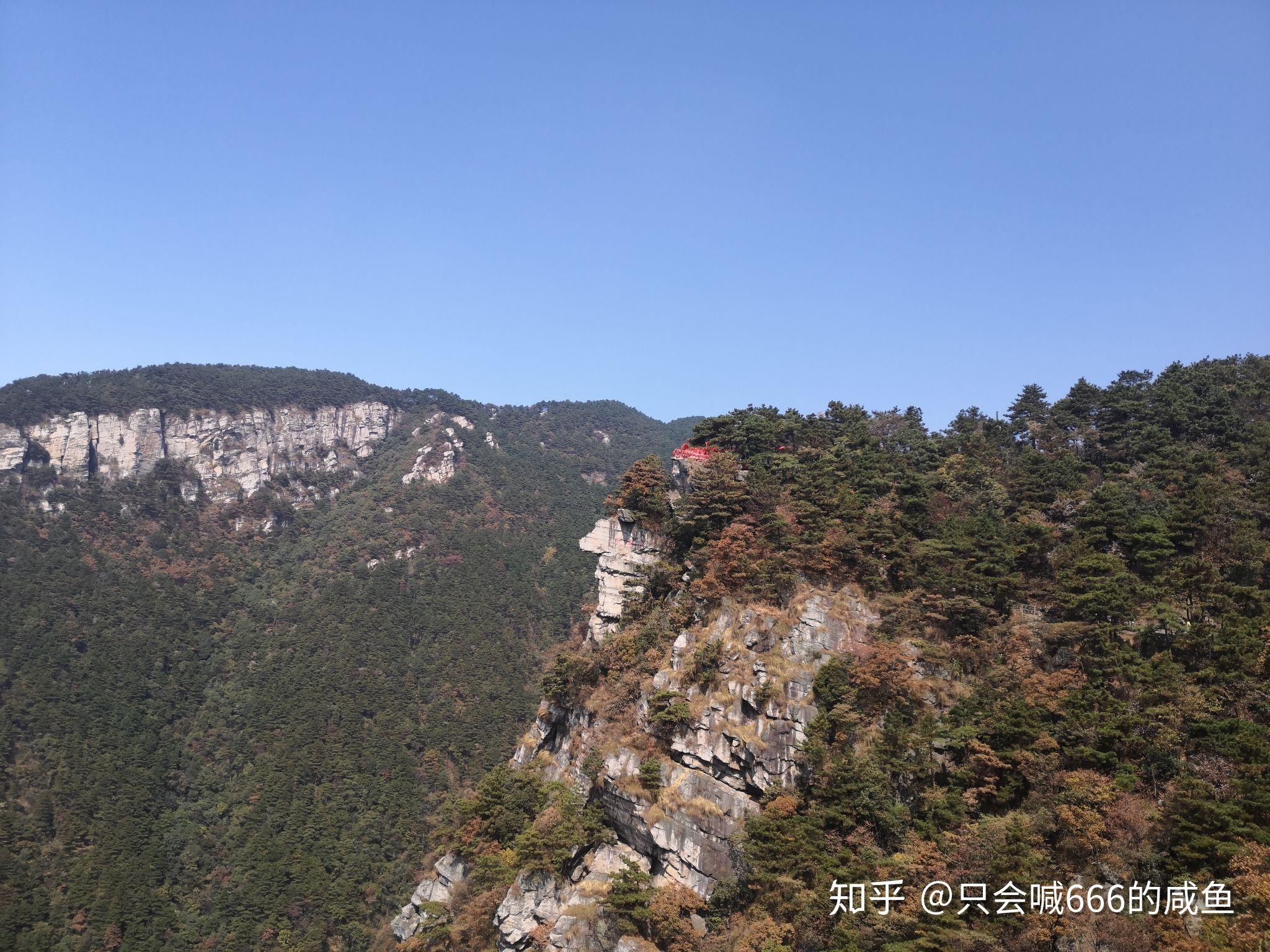 西線有龍首崖花,懸索橋,仙人洞,等等,東線就含鄱口,五老峰,三疊泉