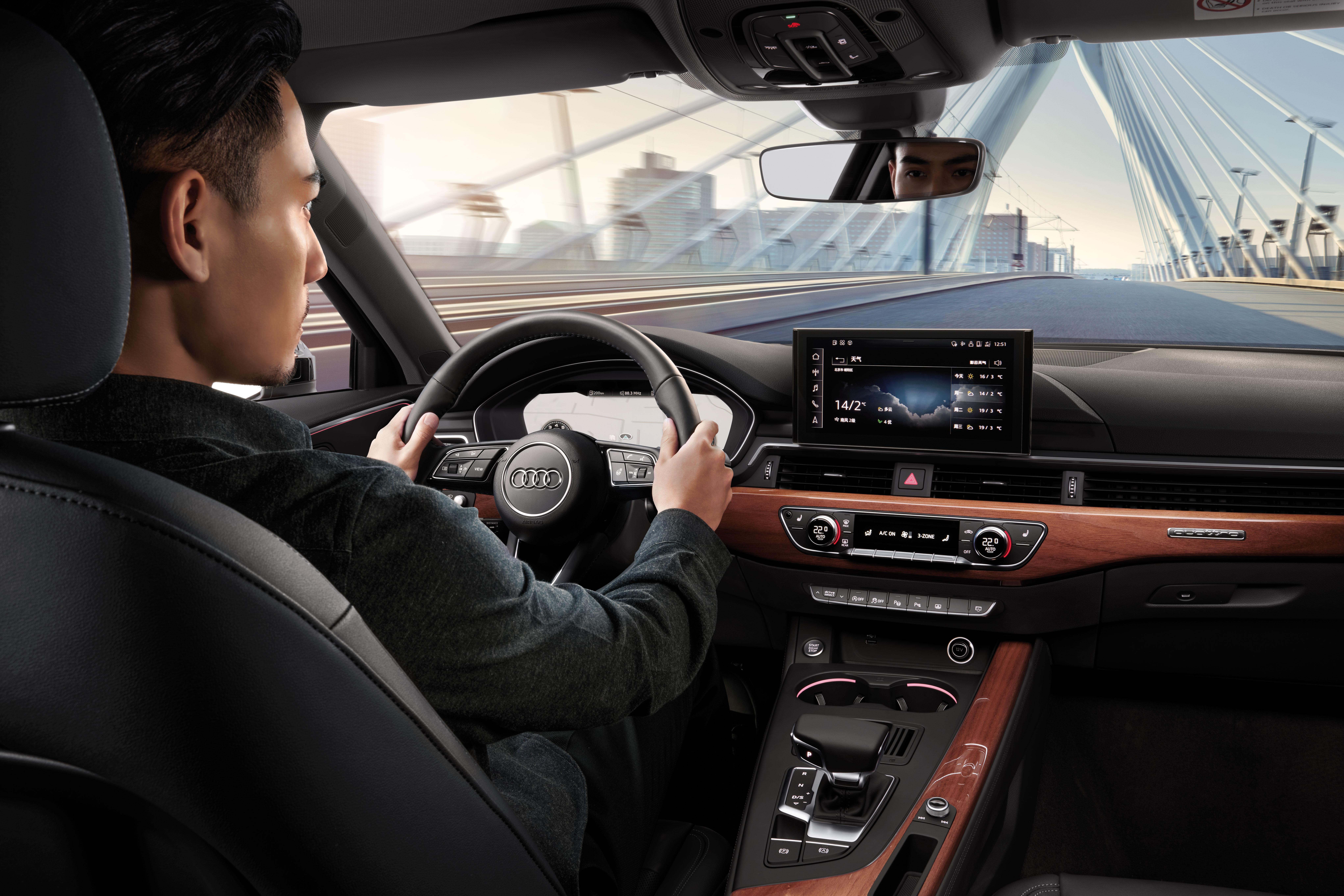 1英寸的中控屏幕也是很吸引人的眼球,再加上新颖人机交互系统带来很好