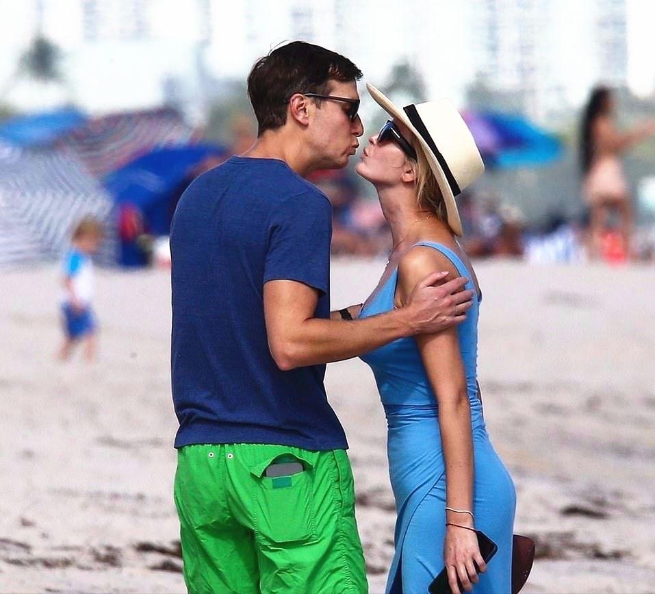 伊万卡一家海滩游玩,老公贾瑞德贴心献吻,八块腹肌太抢镜 - 知乎