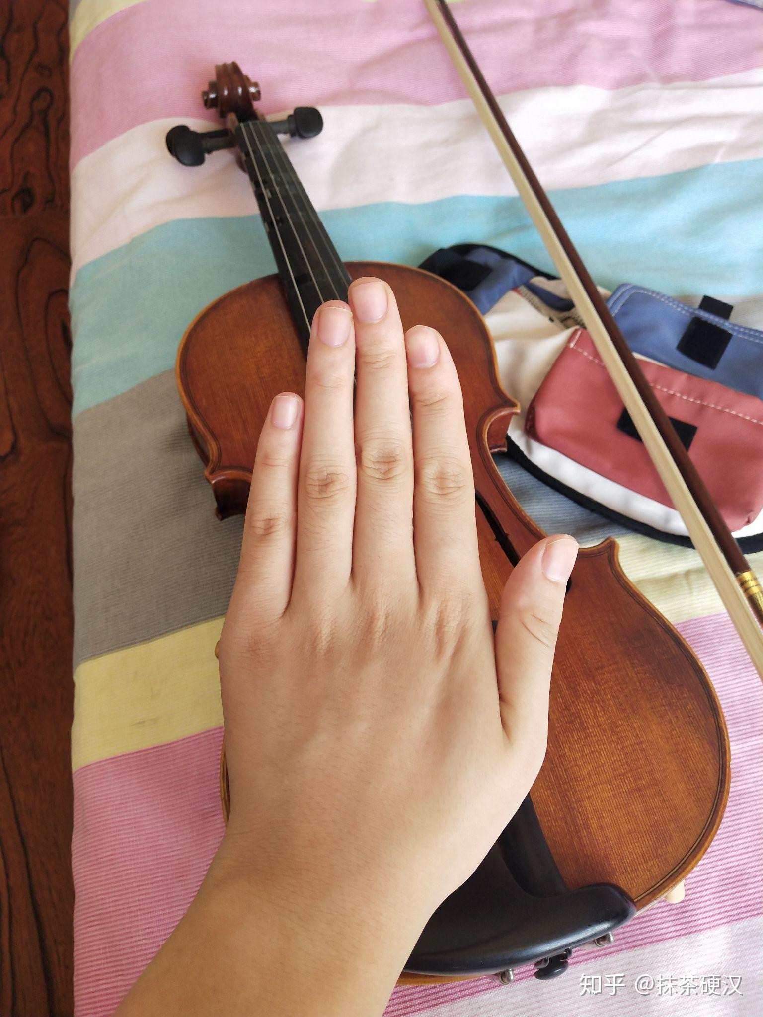题主女23岁最近要入坑想学小提琴可是老师说手指太粗建议我学中或大提
