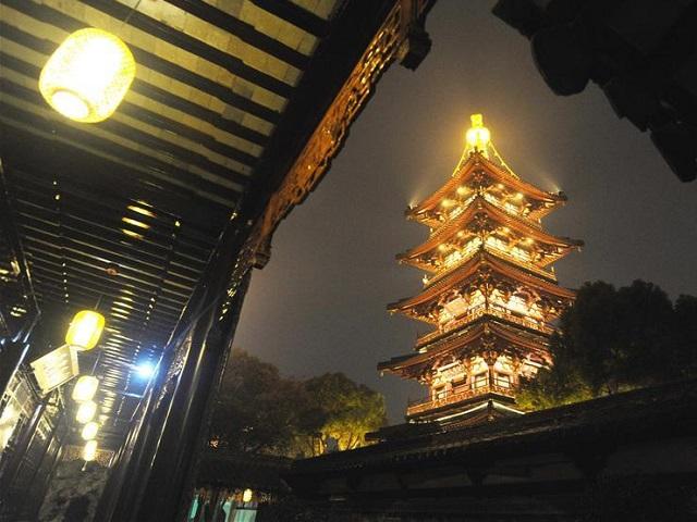 寒山寺位於苏州市姑苏区,始建於南朝萧梁年间,有超过1,400年的历史,曾