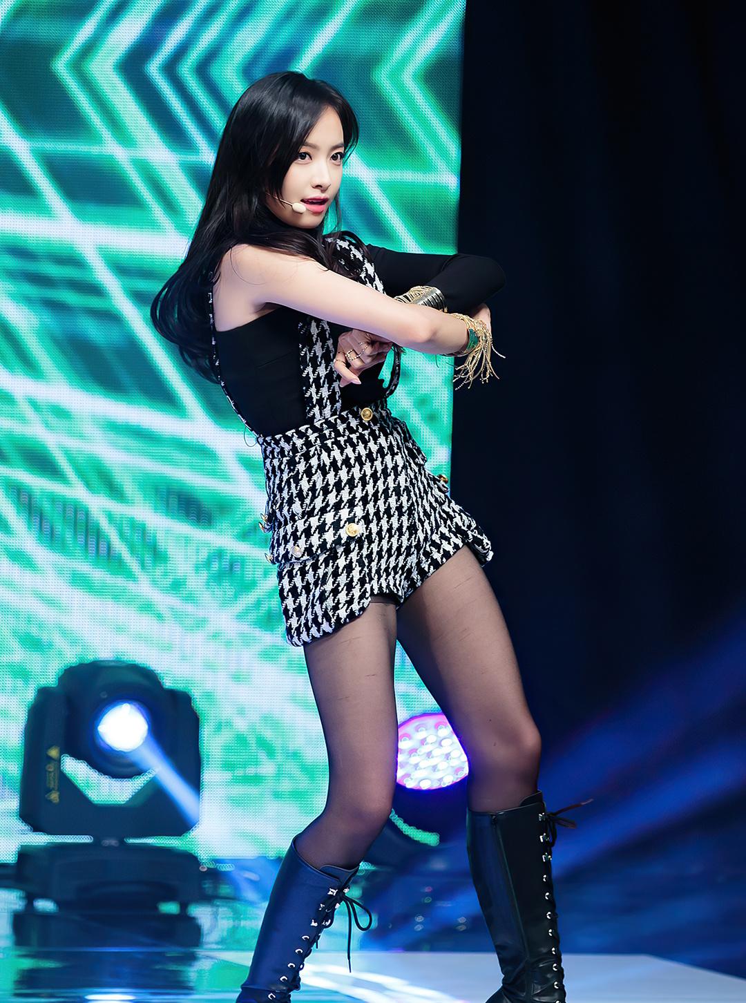 宋茜黑丝长筒高跟皮靴性感舞姿图片分享