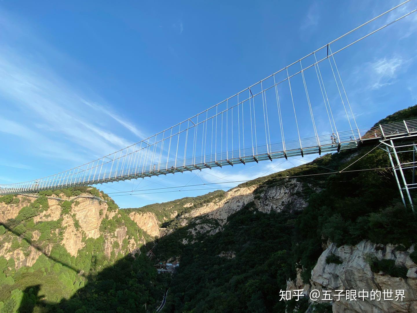 国庆打卡清凉谷悬空玻璃天桥下是万丈深渊小姐姐回来时腿发软