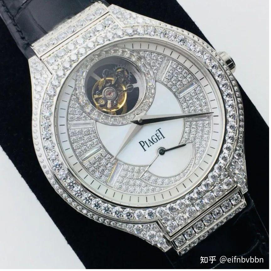 高奢的代表——伯爵手表,满满的钻石镶嵌在表盘内 