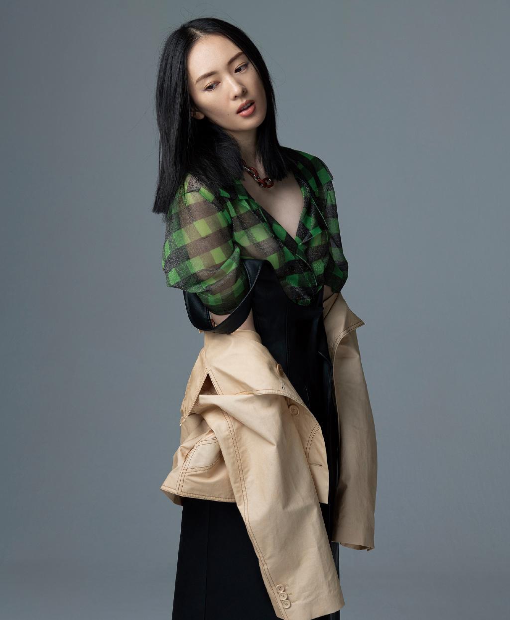 35岁童瑶秀少女身材穿素色印花长裙露美背这线条惊艳网友