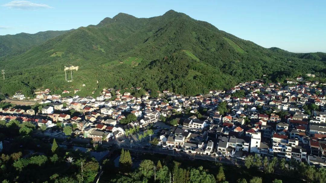 玉华村,景坞村等6个行政村里,其中鄣吴村规模最大,人口最多,也是镇