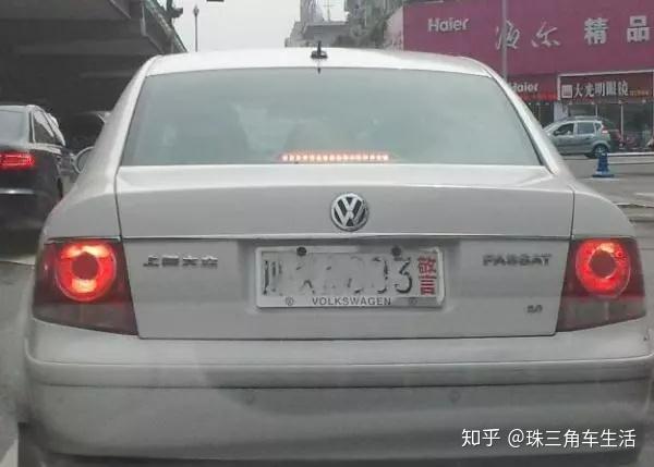 74白底黑字车牌