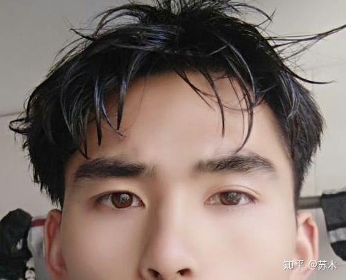 我家也许是因为爸爸妈妈吧,姐姐弟弟还有我的眉毛都有点弯弯的,不多也