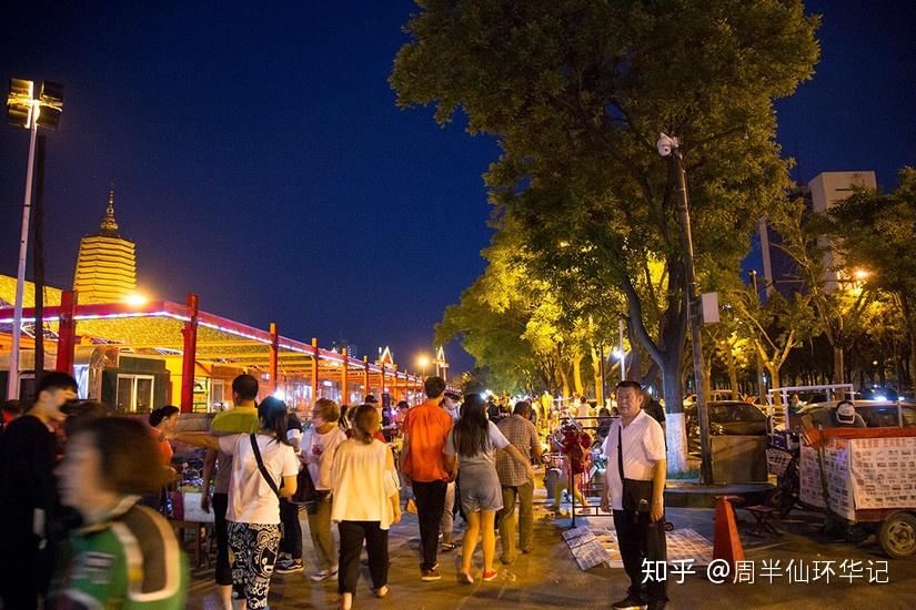 ▼辽阳站▼中华大街▼返回夜市吃晚饭▼▼抽陀螺的小伙▼出城寻找露营