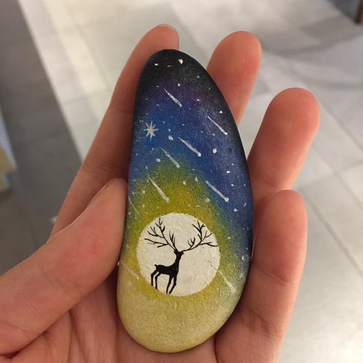 在石头上画画应该用什么画笔和颜料