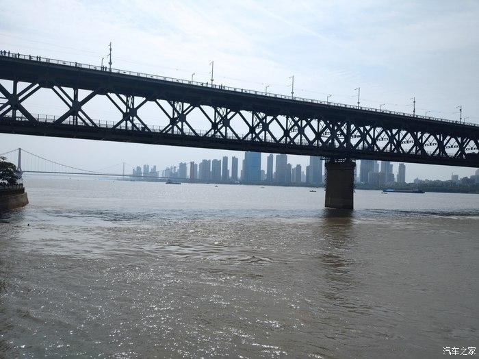 结束繁忙工作,打卡司门口,留下东风风神ax7美照