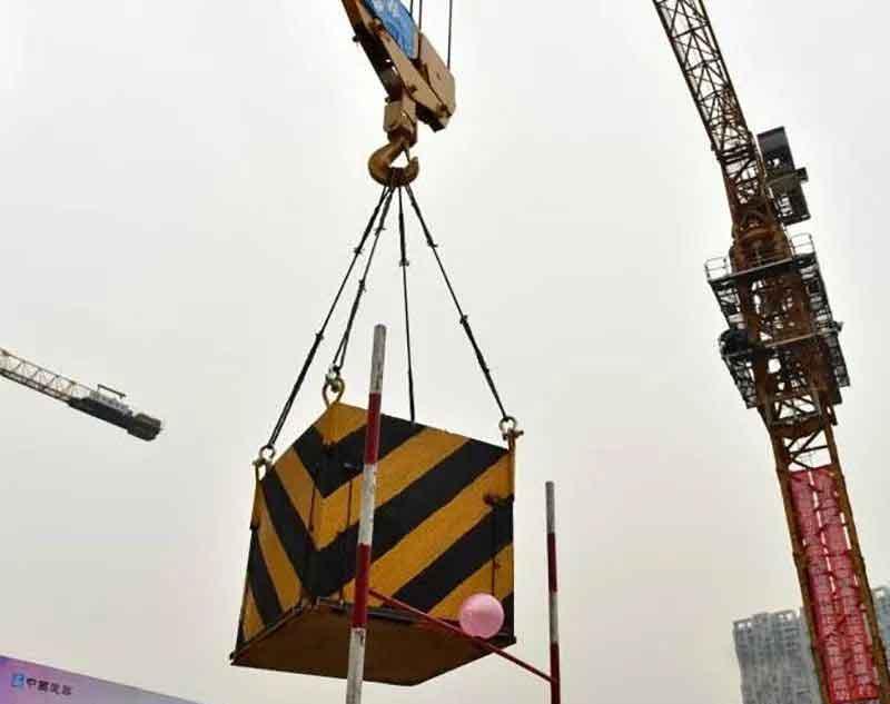 施工过程中,有些塔吊司机标榜自己艺高人胆大,有的时候会超过塔吊最大