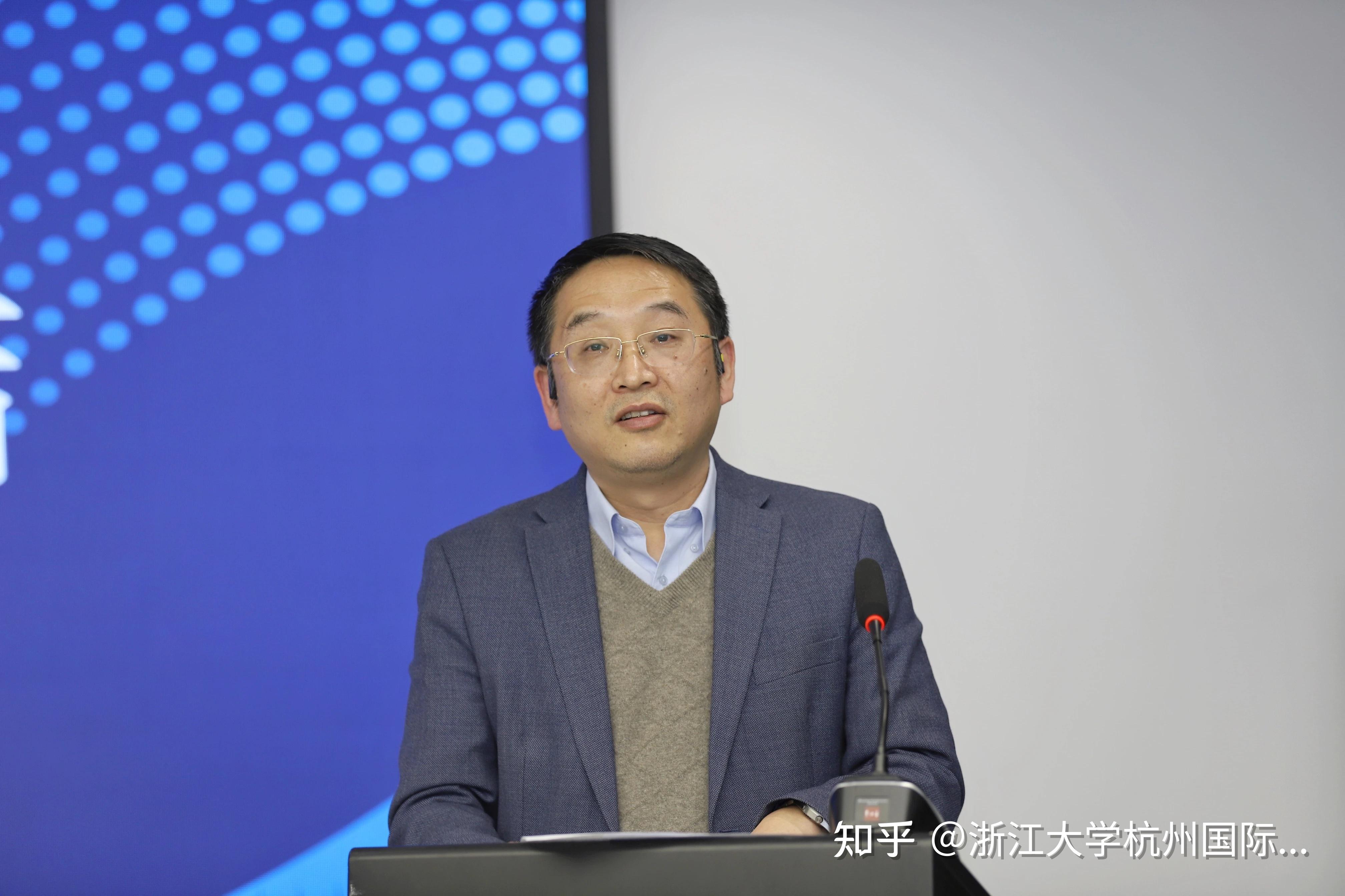 杨建义在总结时表示科创中心高度重视实验室安全问题,并提出三点要求