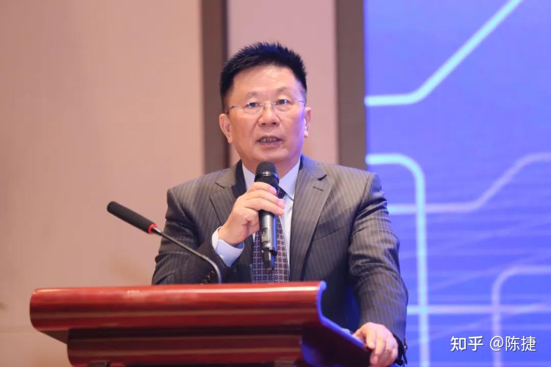 董事长丁毅做"创新未来 共赢发展" 为主题的讲话.