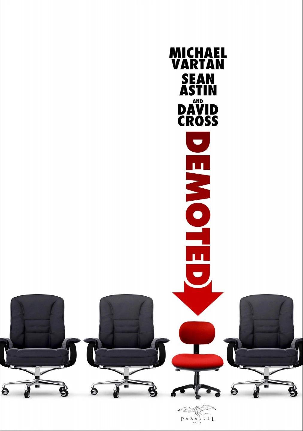 电影《demoted》海报利用电影剧情是一个非常巧妙的方法,因为电影其实