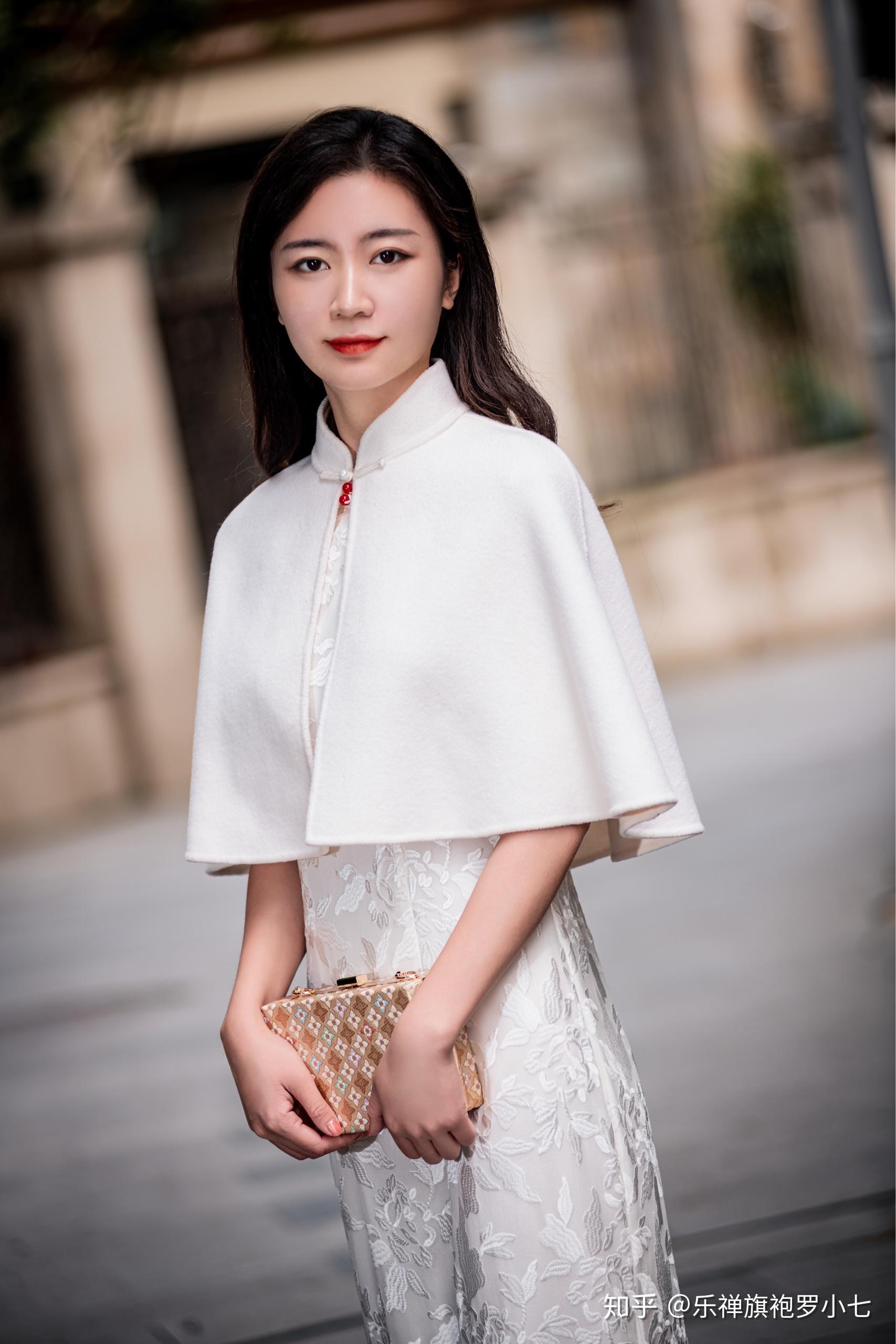 美翻旗袍与羊绒披肩的搭配绝对让人亮眼