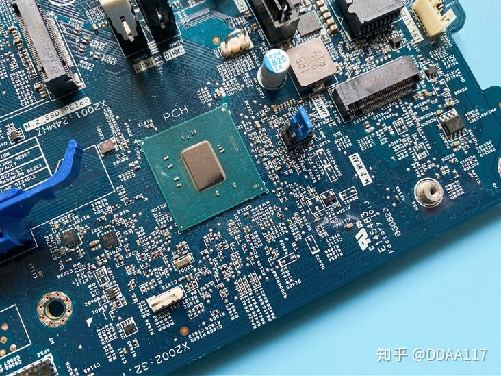 这就是b460芯片组芯片的本体,并未加装散热片,符合oem厂商尽可能节约