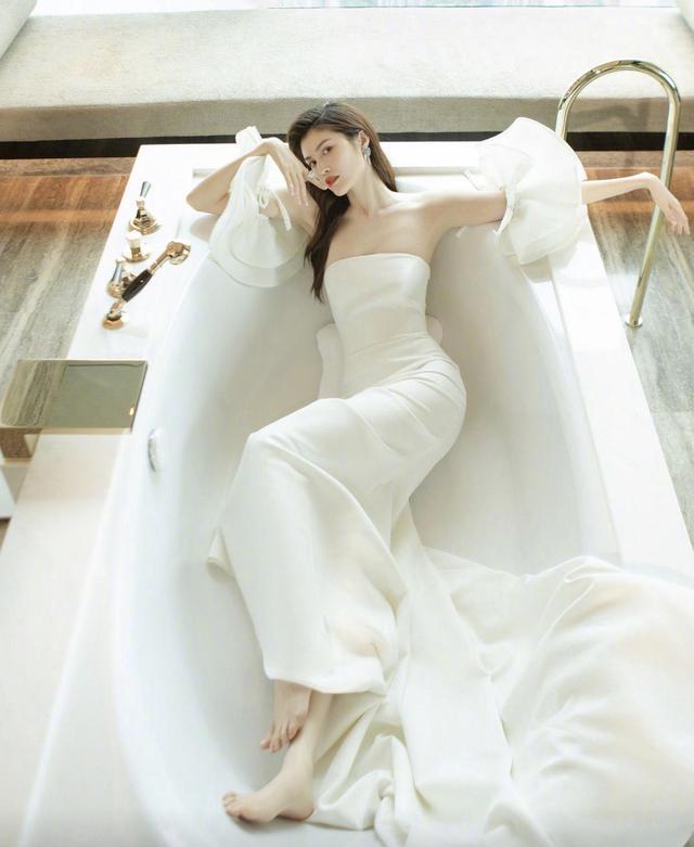 何穗在浴缸里拍照穿白色抹胸连衣裙凹造型这曲线惹人嫉妒