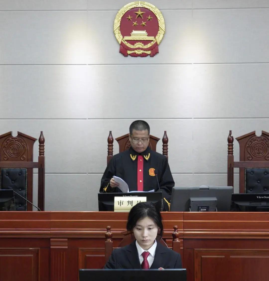 2010年至2022年,被告人张某祥利用担任兴义市某中学副校长,校长的职务