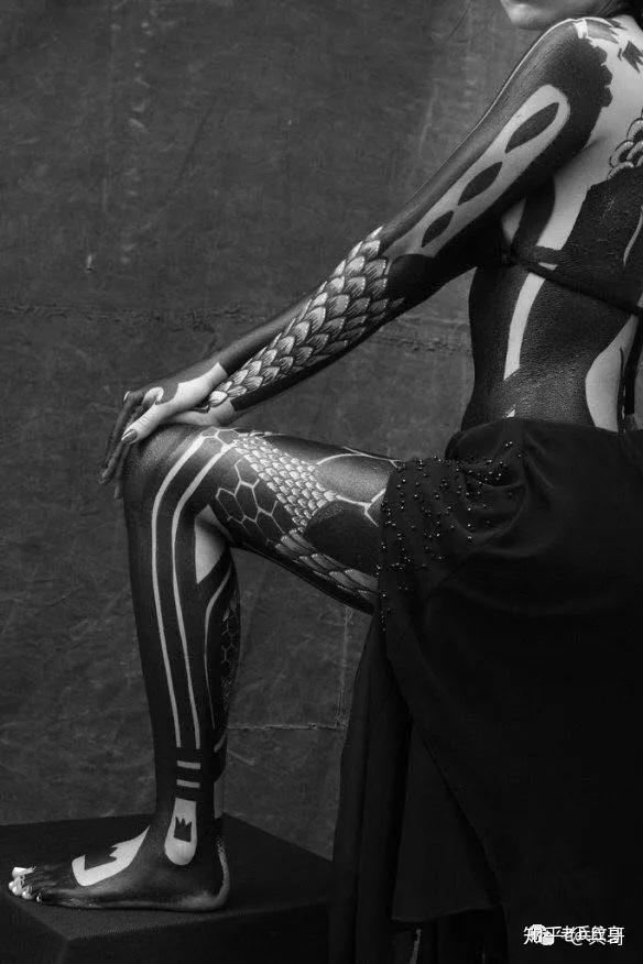 歪果人眼中的「黑臂女神」 她也凭借着自己酷酷的黑臂 成为一名备受