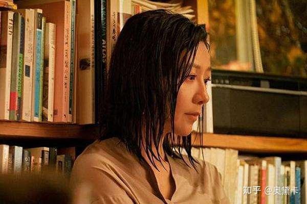 李泰奥从糟糕的原生家庭长大,重复了父亲出轨的故事,善雨也重复着婆婆