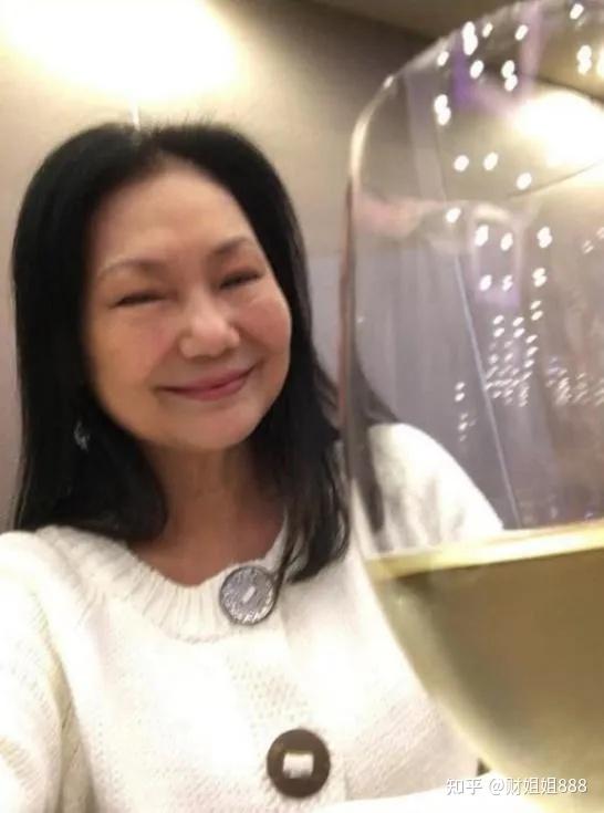 S妈的悲伤方式确实与众不同!情人节晒自拍换头像!满面笑容喝香槟 - 知乎