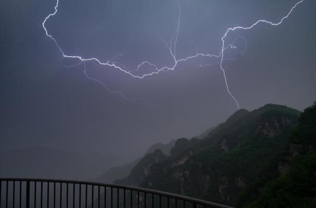的第三天早上,我们刚从万源出发,霎时间狂风大作,乌云翻滚,电闪雷鸣