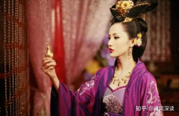 宣华夫人刚准备更衣，突然发现身后有一双眼睛盯着她，慌乱中被抱住了后腰，她能否逃过此劫难？ - 知乎