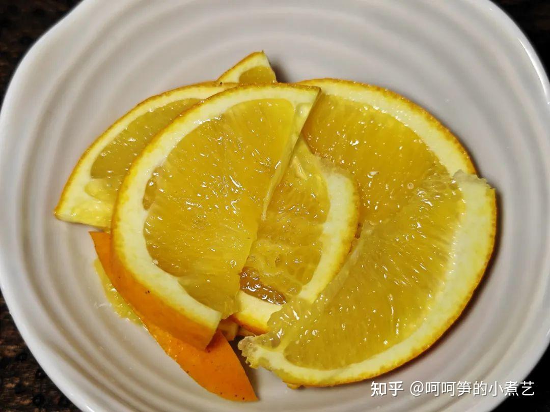 鸡翅割花刀更入味.橙子取橙皮橙色部分备用.