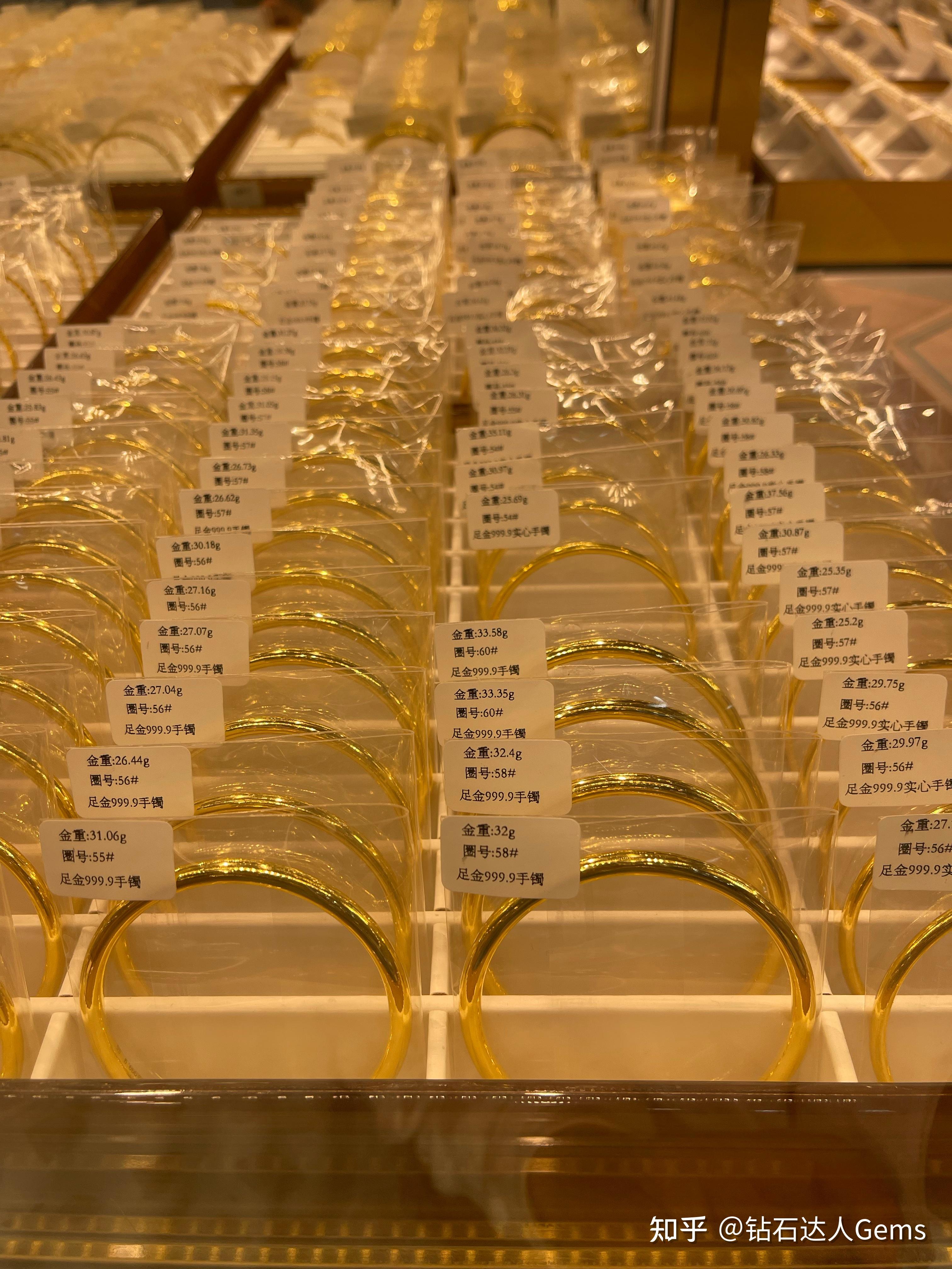 上海有金店一天卖出 1000 多根金条,有人排队 2 小时,年轻人的「淘金