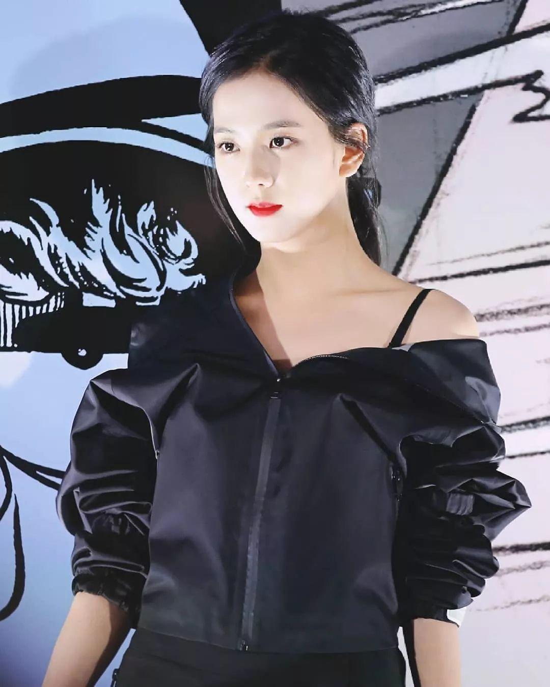 成功展现出小女人的妩媚~jisoo的眼神是相当致命的,总是会莫名被撩到