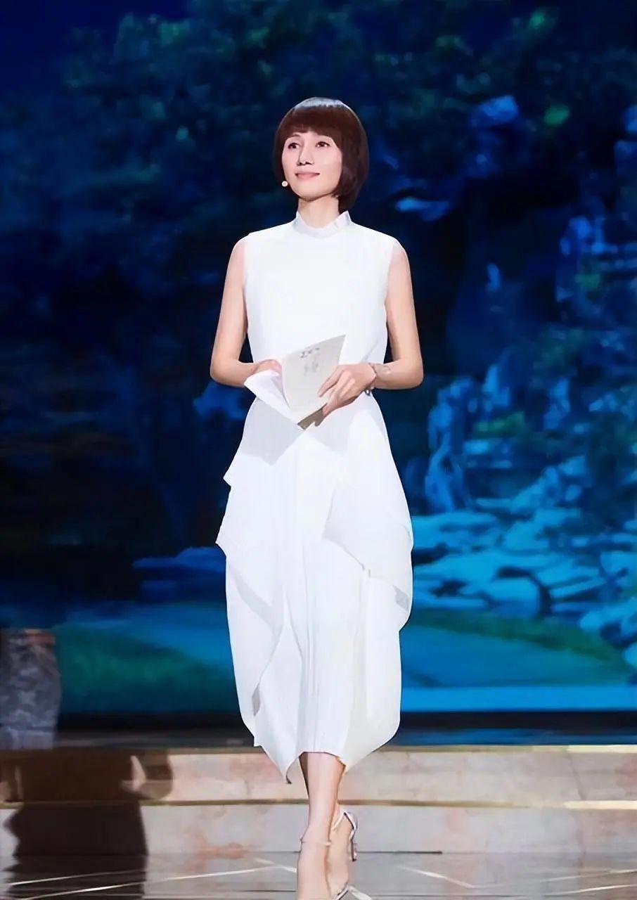 女人到了中年最怕变油腻,袁泉的"去油穿搭"就很高级,值得学习 - 知乎