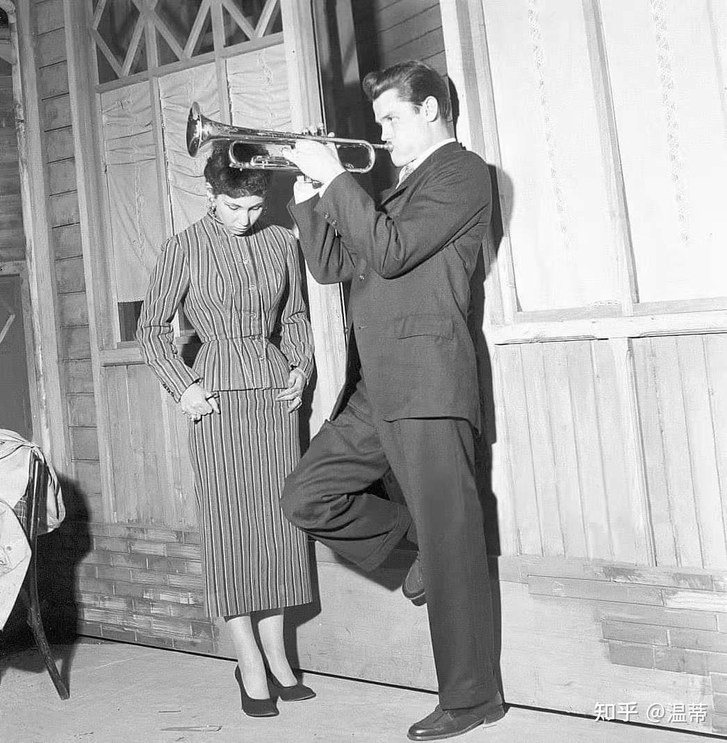 完全为器乐演奏,包含9首叙事曲,风格则是从硬波普到冷爵士,乐手更是