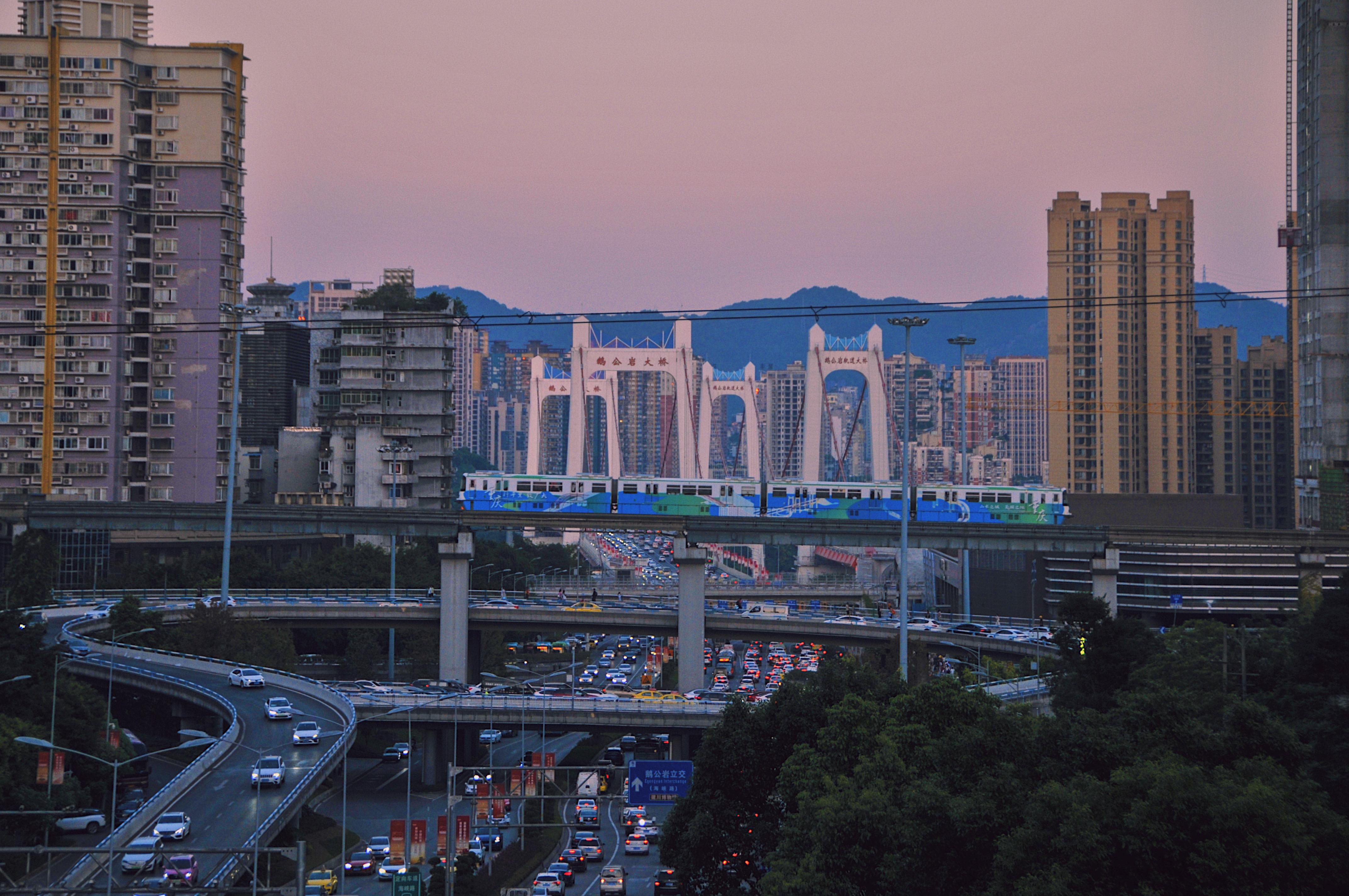 找到育才中学门口附近的天桥)1,鹅公岩大桥重庆,一座魔幻立体8d城市