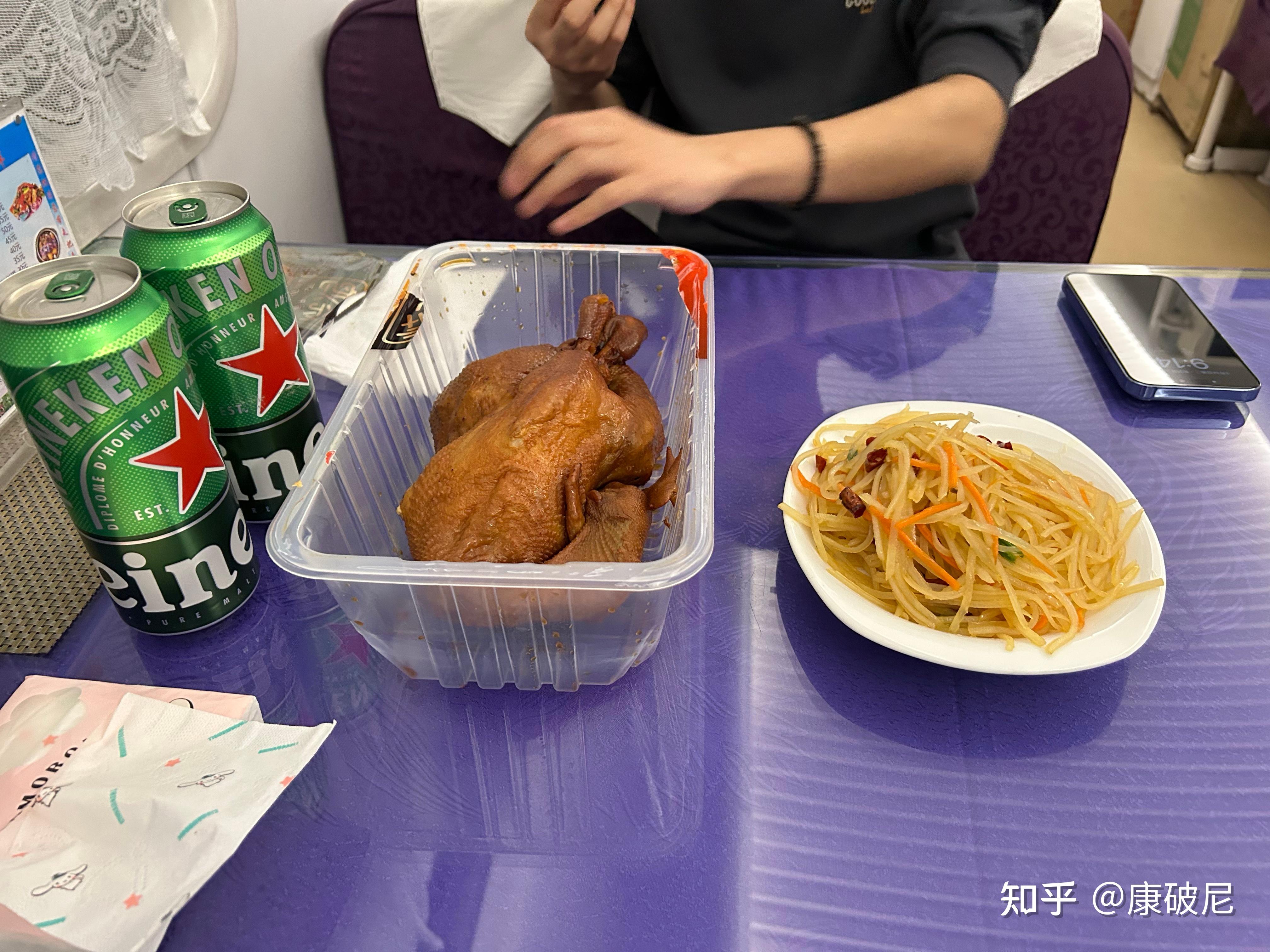 在餐厅车厢里庆祝出发我和朋友两人北京出发,坐的z21次火车(软卧)直达