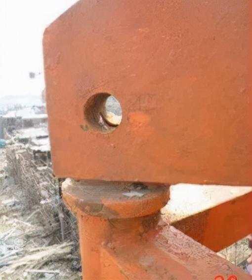 造成销轴自动退出掉落;(3)回转下支座与套架的孔不同轴,导致销轴安装