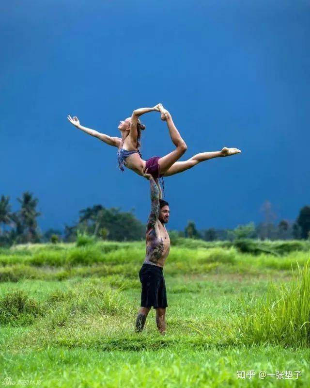 而在瑜伽中,双人瑜伽可谓是最适合朋友,尤其是情侣之间的瑜伽运动了.