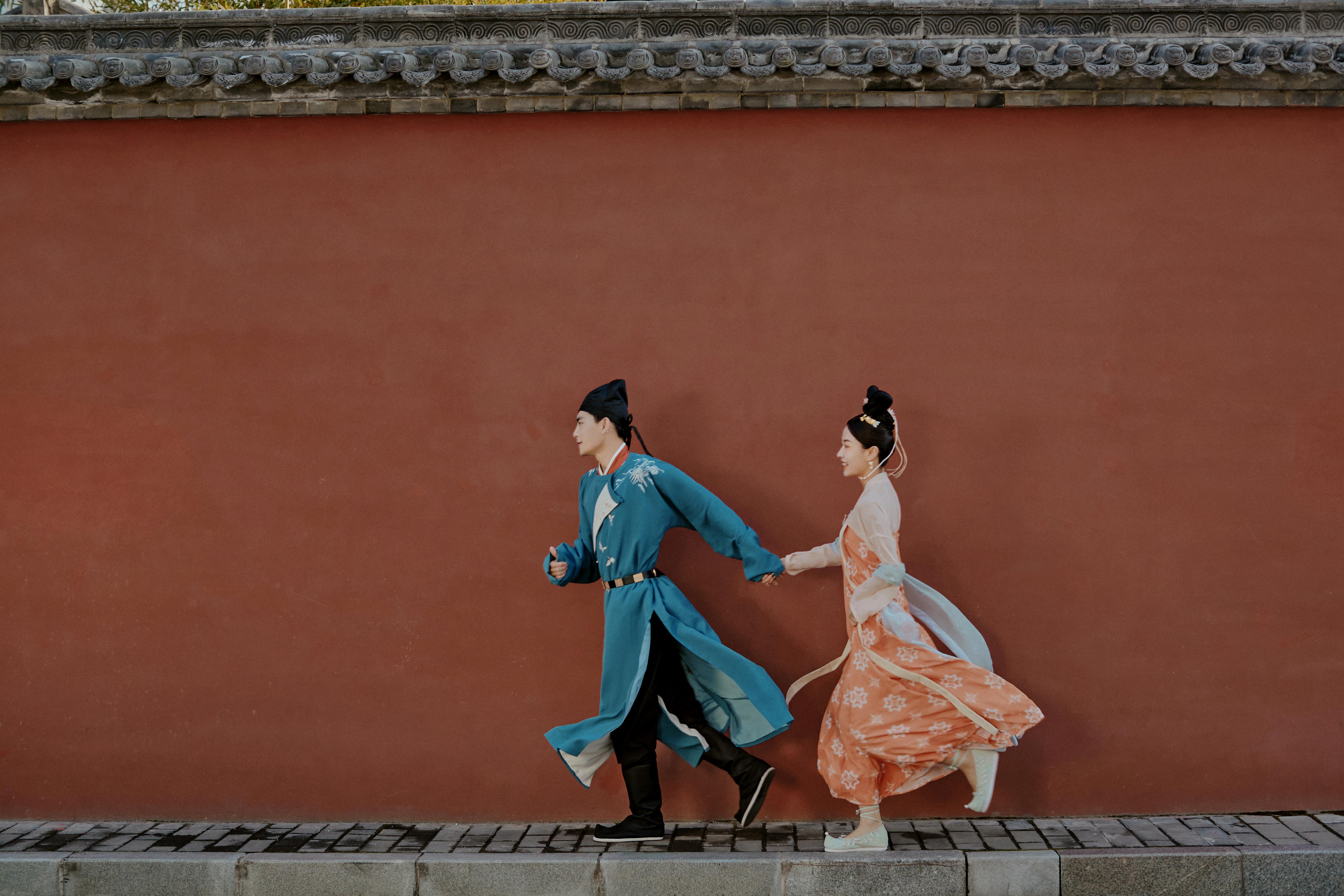 在西安拍婚纱照的情侣们,为了拍出古诗里的青涩爱情,纷纷换上了唐朝