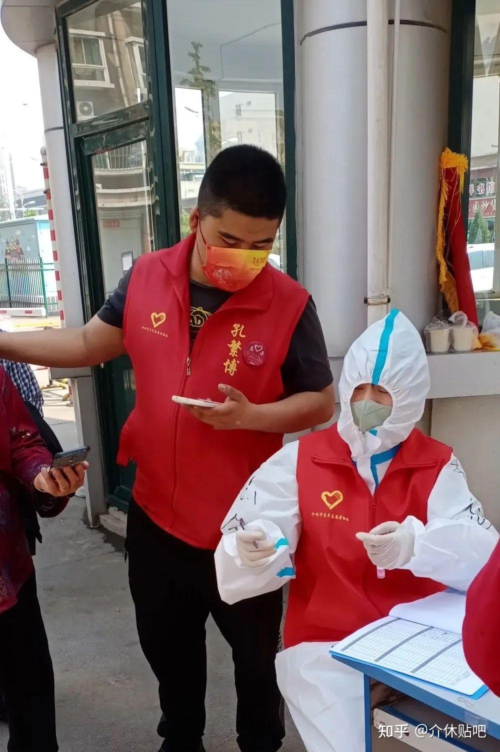 介休红马甲助力核酸检测做好防疫守门员