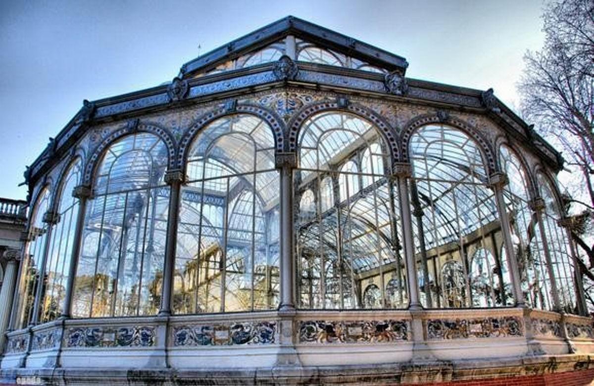 木质拼装房屋,以及1851年伦敦利用铁骨架嵌玻璃装配而成的玻璃水晶宫
