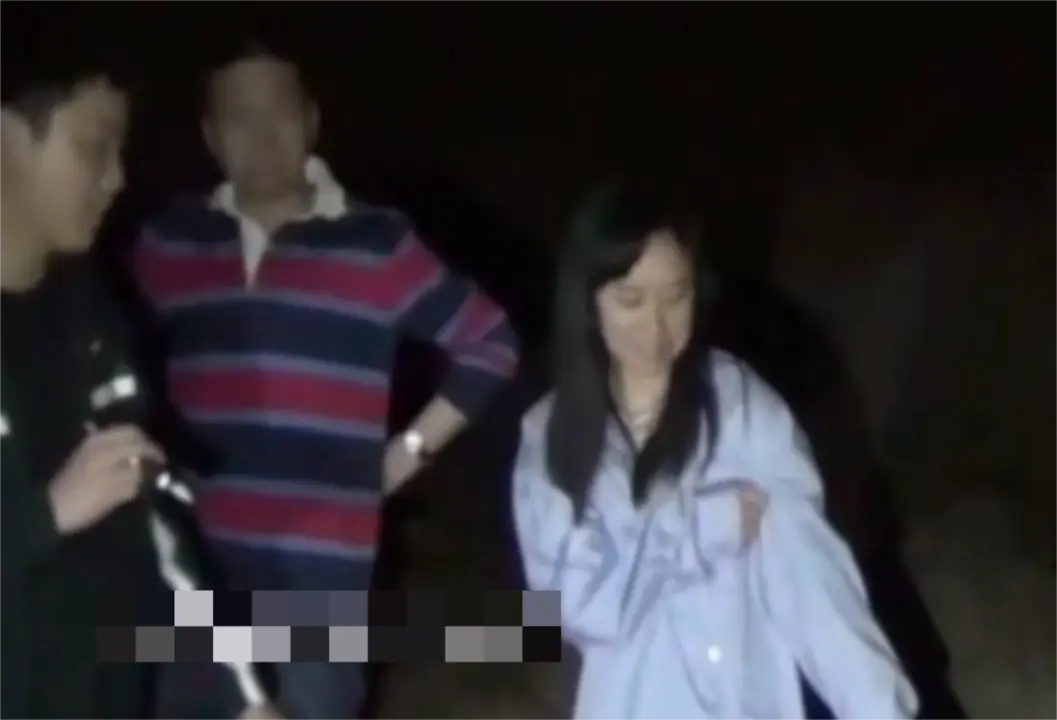 女孩在指认抛尸现场时,脸上也数次露出神秘微笑
