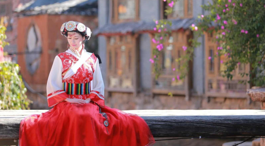 纳西族女子服饰被称为披星戴月其服饰有什么特点和讲究