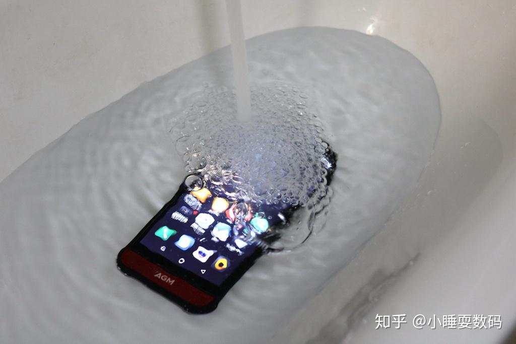 ip68是目前手机界最高的防水,防尘等级,你可以任性的直接把手机扔进水