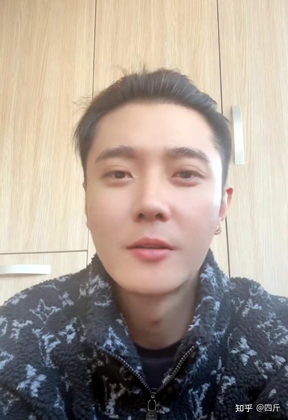 洪欣和张丹峰各玩各的互不打扰女方凌晨晒素颜男方中午晒女儿