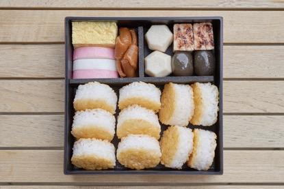 日本学生为什么都那么喜欢吃便当呢?学校没有食堂吗?